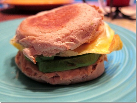 egg and hummus sandwich 005