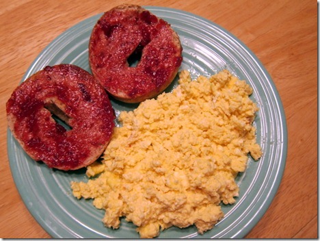 scrambled eggs with goat cheese 001