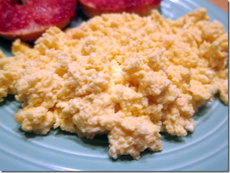 scrambled eggs with goat cheese 003