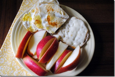 egg sandwich with apples