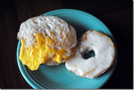 egg bagel sandwich 001