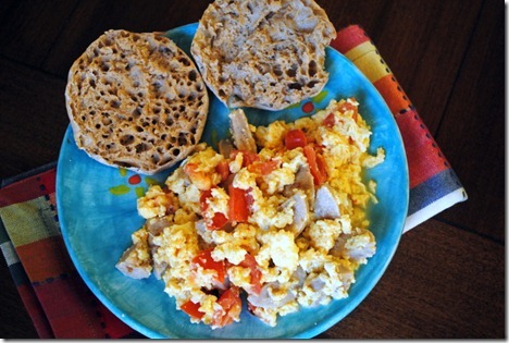 scrambled eggs with chicken sausage 002