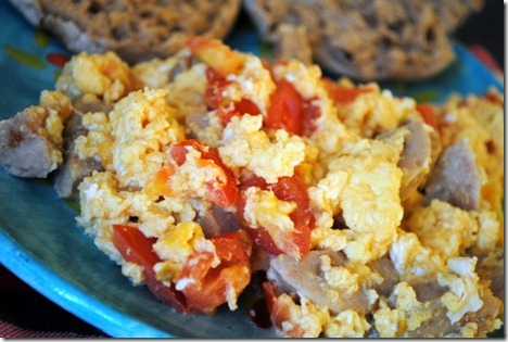 scrambled eggs with chicken sausage 006