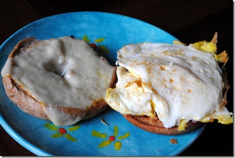 egg bagel sandwich 011