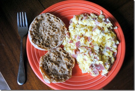 scrambled eggs with turkey baco 001