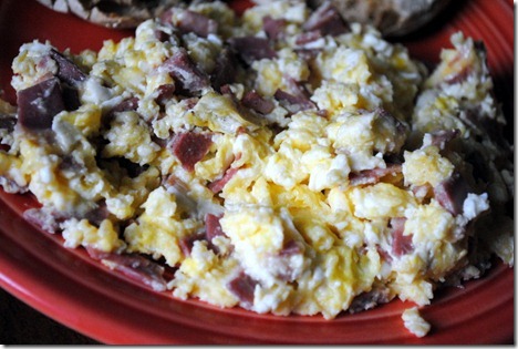 scrambled eggs with turkey baco 005