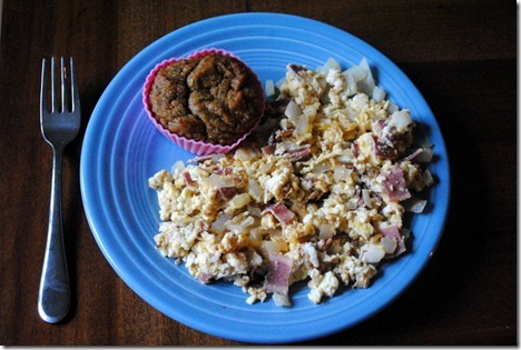 scrambled eggs with zucchini muffing 002