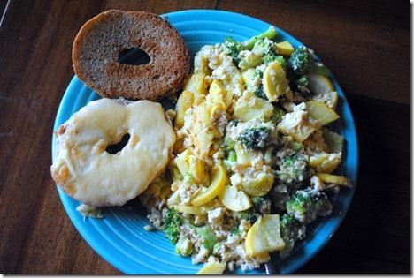 scrambled eggs with hummus 001