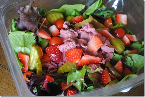 salad roast beef strawberries 007