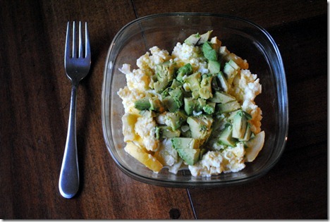 scrambled eggs with avocado 009