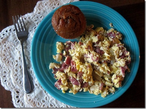 scrambled eggs with muffin