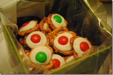 white chocolate holiday pretzel treats