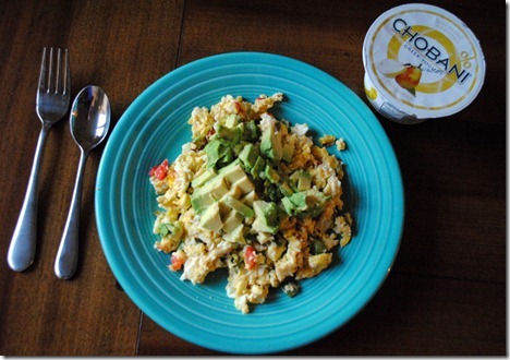 scrambled eggs with avocado and peppers 034