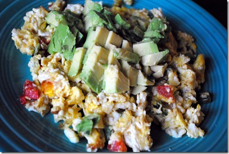 scrambled eggs with avocado and peppers 037