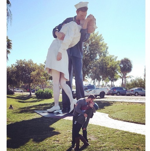 Unconditional Surrender Statue Kiss_thumb[1]