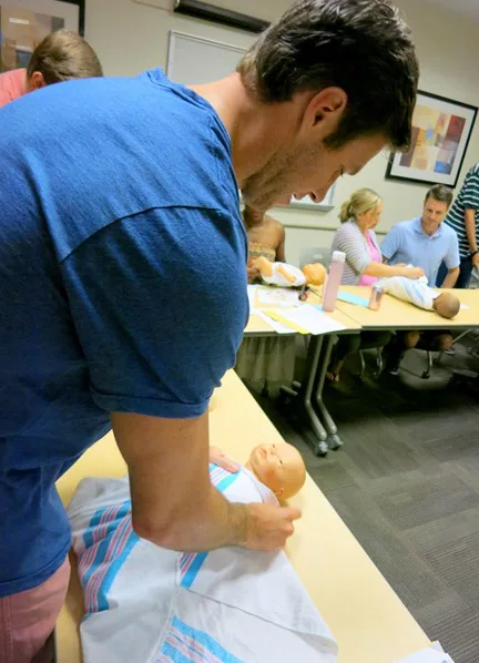 dad diapering baby