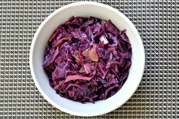 braised cabbage with apples