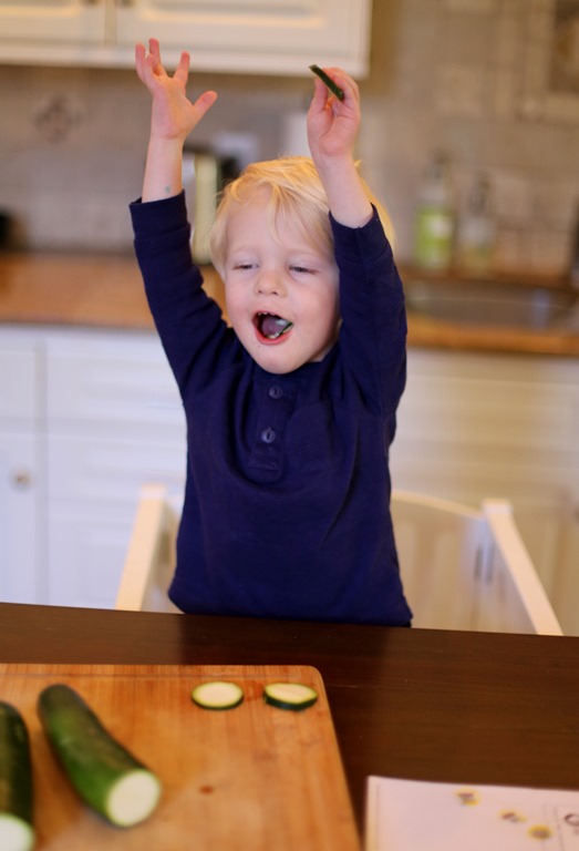 https://www.pbfingers.com/wp-content/uploads/2018/02/toddler-cooking-stand.jpg