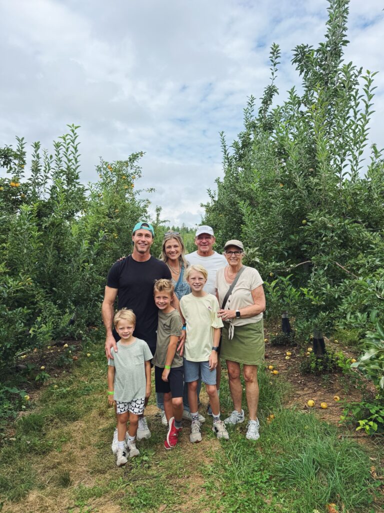 mae pop apple picking